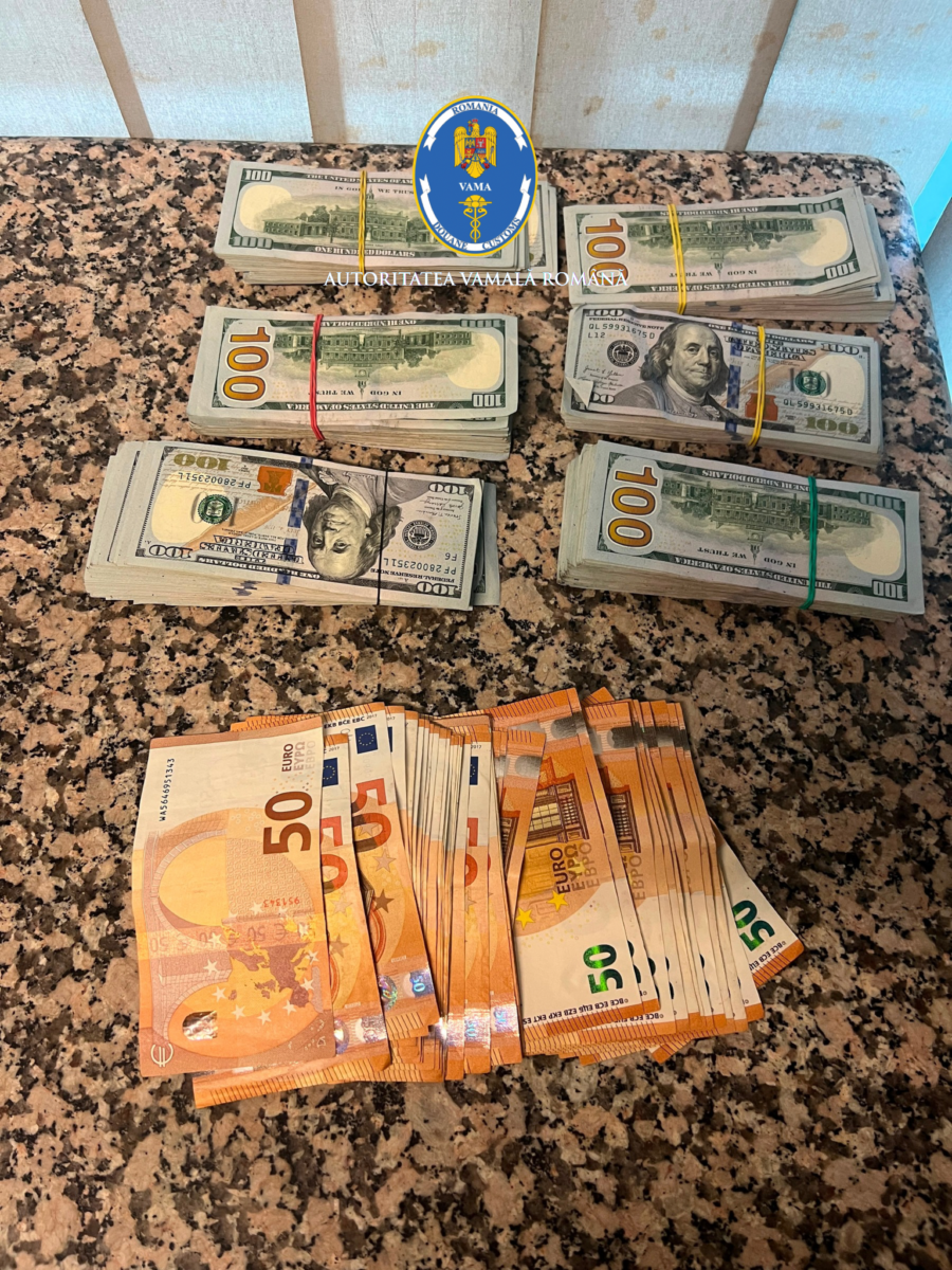Un pasager de pe Aeroportul Internațional Henri Coandă a încercat să plaseze copilului borseta cu 60.000 USD și 2.000 EUR, la controlul vamal